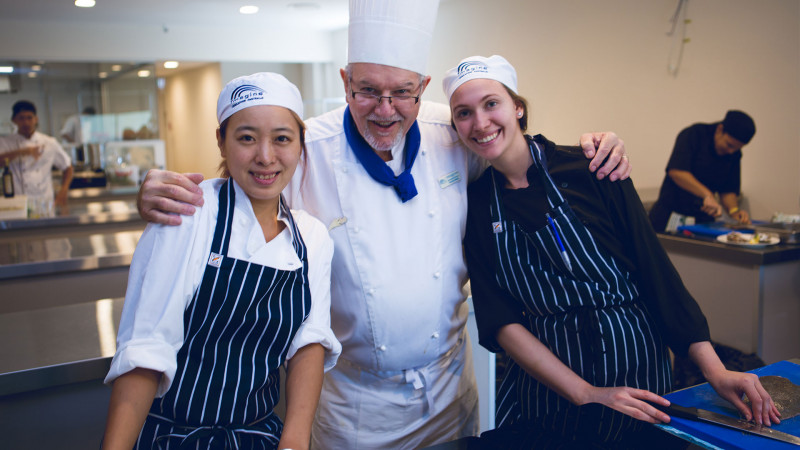 Imagina-Ashmore-Campus-Professor-e-estudantes-de-culinaria