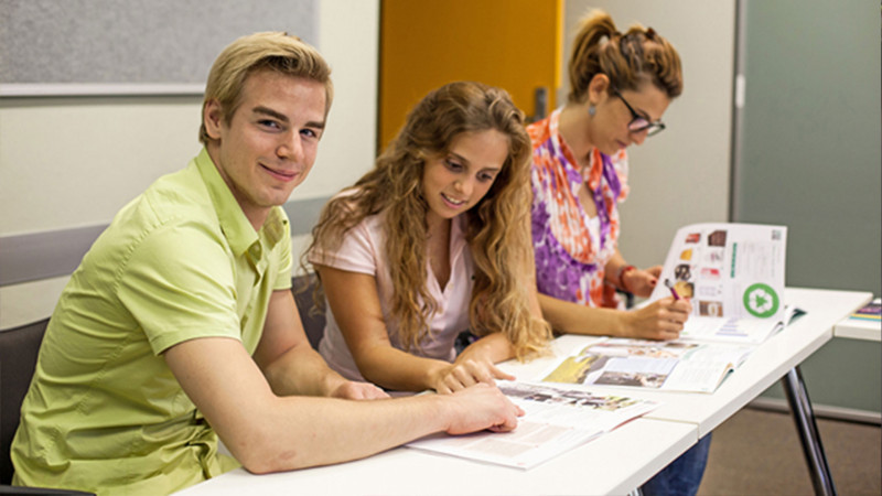 Kaplan-Sydney-Estudantes-em-sala-de-aula