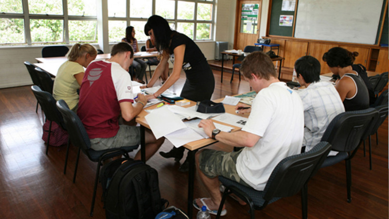 Lexis-Byron-Bay-Estudantes-durante-Aula