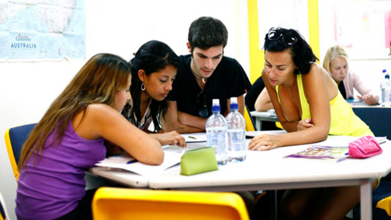 Lexis-Perth-Alunos-Estudando