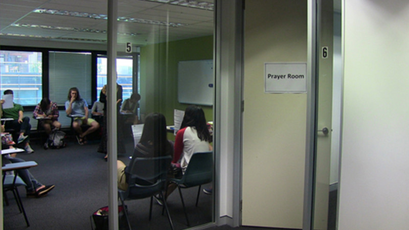 Lexis-Perth-Estudante-durante-Aula