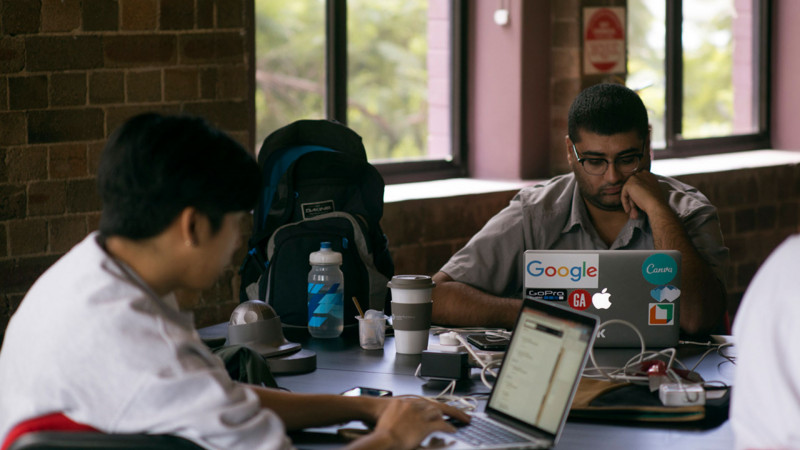 Coder-Academy-Sydney-Estudante-Durante-Aula