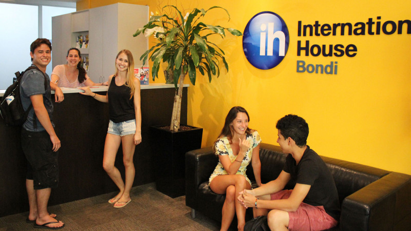 IH-Sydney-Bondi-Estudantes-na-Recepcao-do-Colegio