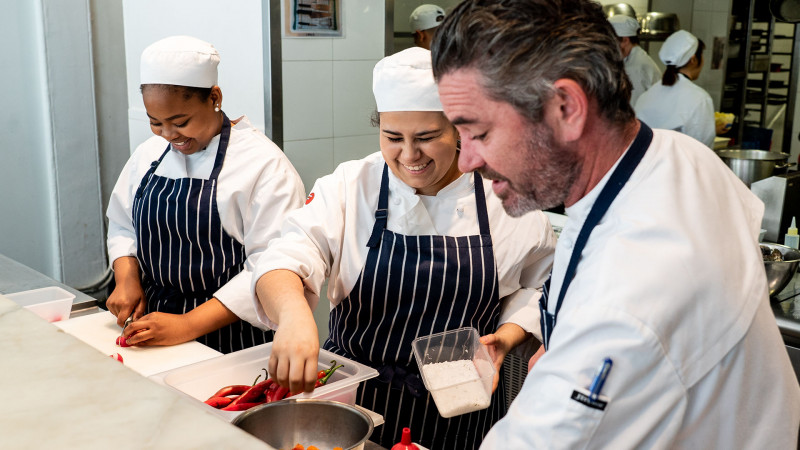 TULC-Melbourne-Estudantes-durante-Aula-de-Culinaria