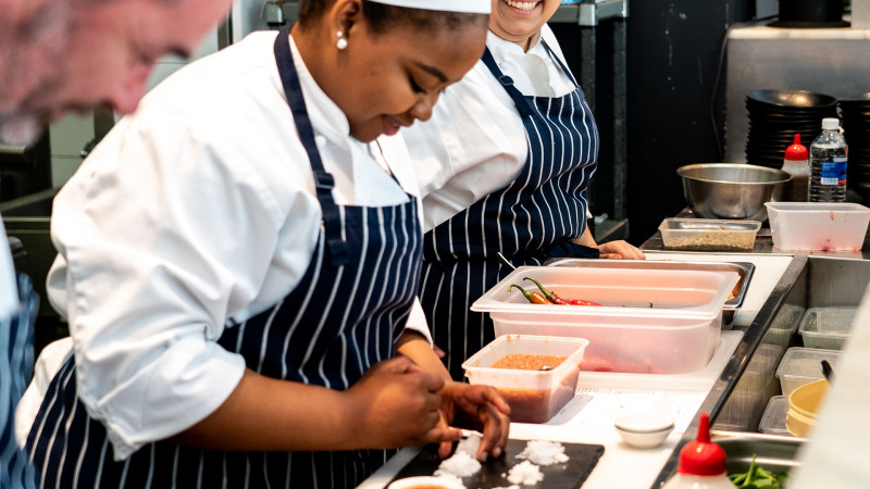 TULC-Sydney-Alunas-durante-aula-de-culinaria