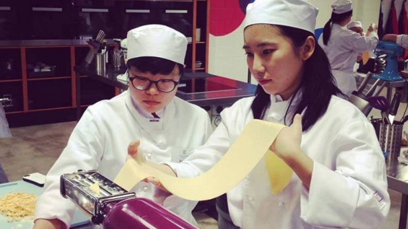 Quality-Training-Adelaide-Estudante-na-Aula-de-massas