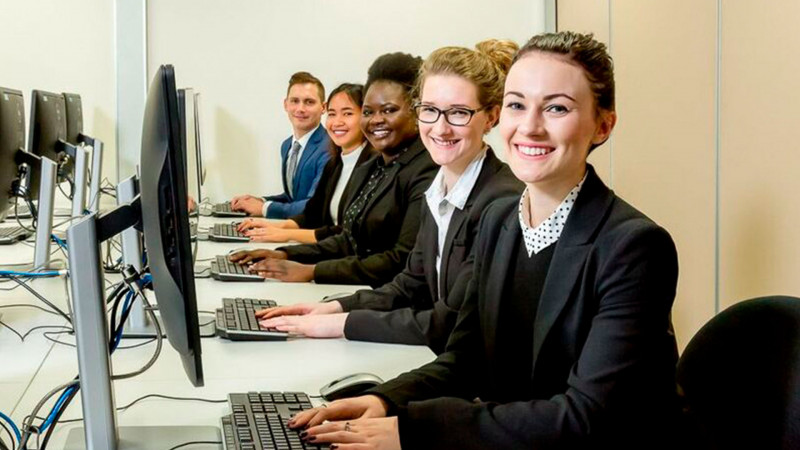 The-Hotel-School-Melbourne-Estudantes-nos-Computadores